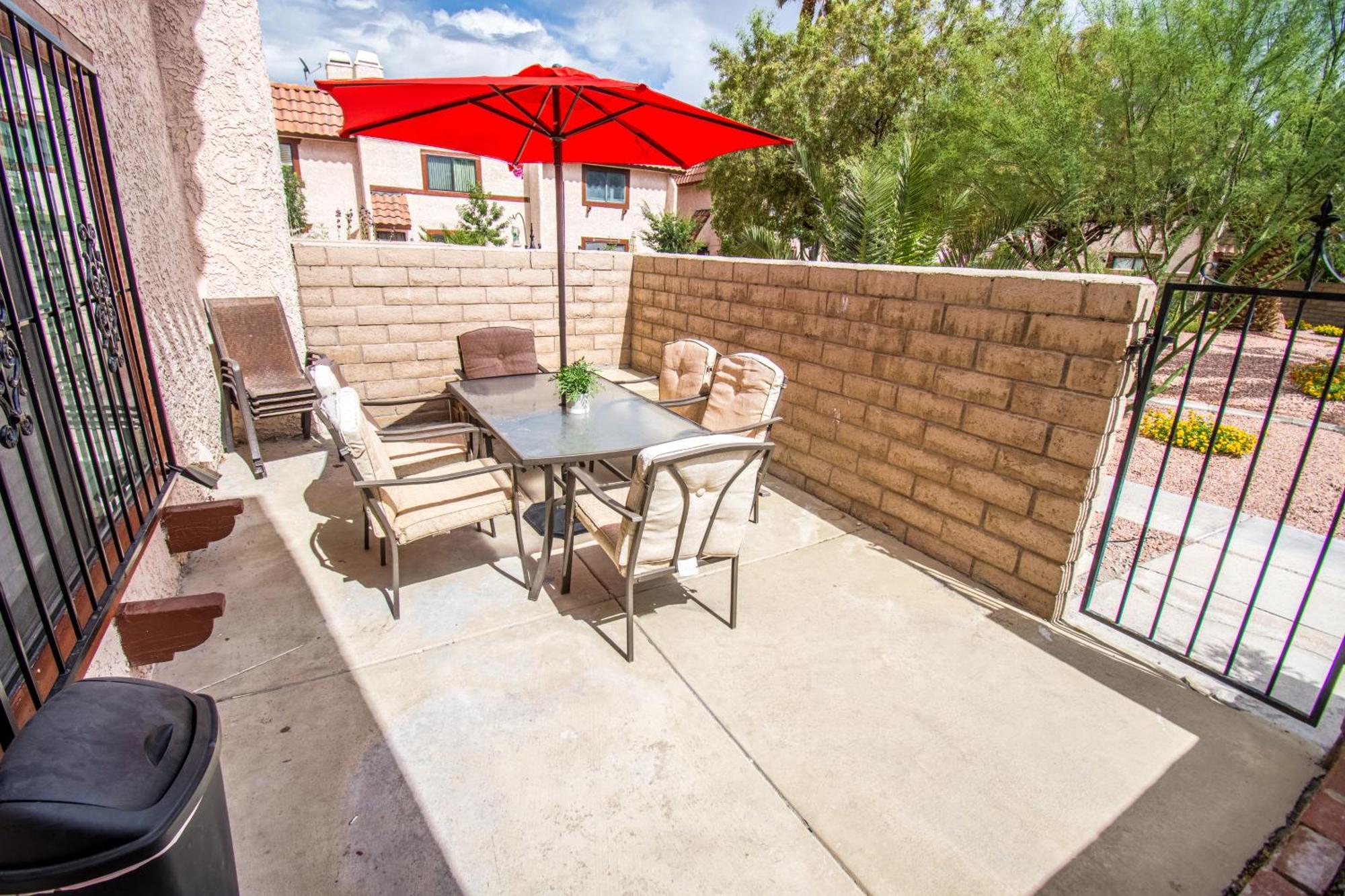 Spacious 2-Bedroom Townhouse With Pool & Private Patio In Central Las Vegas Exterior foto